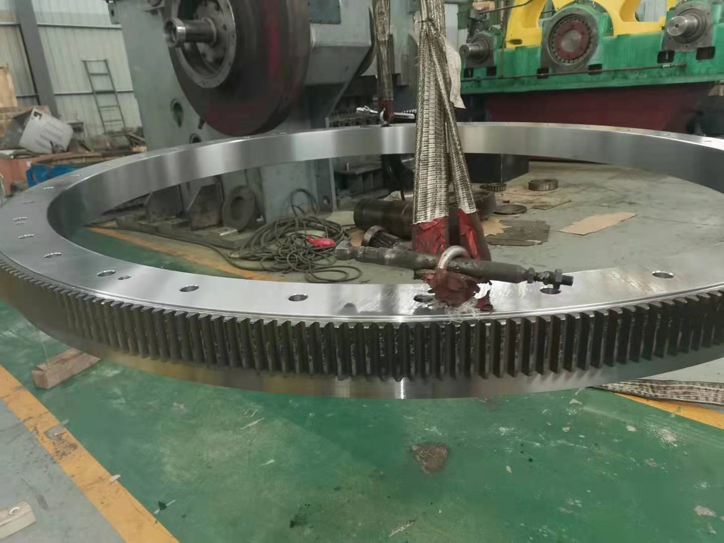 3.5米數(shù)控立車(chē)上用的2.8米大齒圈，磨齒加工后，包裝發(fā)貨
